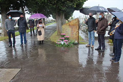 A Corporación Municipal retoma a tradicional ofrenda floral no Cemiterio Municipal